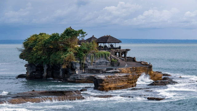 Menyelami Keajaiban Spiritual dan Alam di Tanah Lot