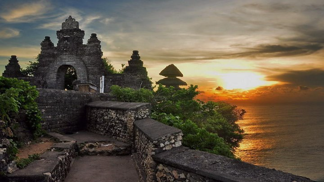 Pesona Wisata Pura Uluwatu: Harmoni Alam, Budaya, dan Spiritualitas di Ujung Bali