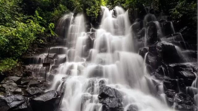 Pesona Eksotis Kanto Lampo: Air Terjun Bertingkat yang Memikat di Gianyar Bali